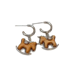 Élégantes boucles d'oreilles cheval à bascule avec aiguilles en argent S925 et perles