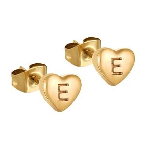 Makro-Detail des herzförmigen goldenen Ohrsteckers mit eingraviertem E und Schmetterlingsverschluss