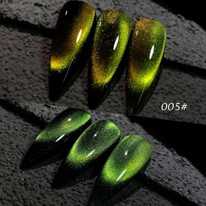 Vista macro dell'effetto gel occhi di gatto arcobaleno 005 nei toni verde e giallo