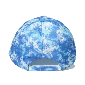 Vue détaillée de l'arrière de la casquette tie-dye avec fermeture à scratch réglable