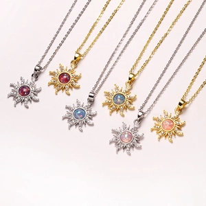 Collares de sol con piedras centrales vibrantes y detalles de circón brillantes