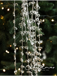 Vue détaillée de perles en acrylique transparent sur fil argenté pour sapin de Noël