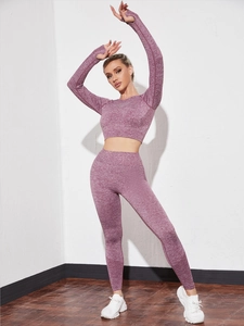 Détail de l'ensemble de yoga sans couture violet chiné avec passe-pouces et taille haute