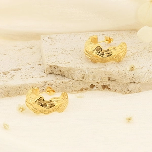 Boucles d'oreilles vintage en acier inoxydable doré à texture plissée en forme de C
