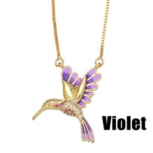 Collier colibri élégant avec ailes en émail violet et cristaux de zircon étincelants