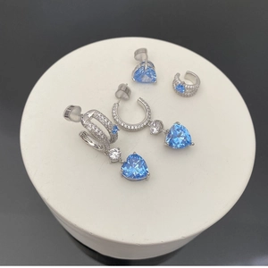 Détail d'un ensemble de bijoux en argent avec pierres bleues en forme de coeur