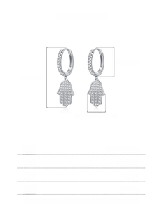 Détail de boucles d'oreilles main de Fatma en argent 925 avec zircons blancs brillants