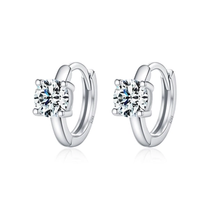 Élégantes boucles d'oreilles moissanite 2 carats en argent S925 sur fond blanc