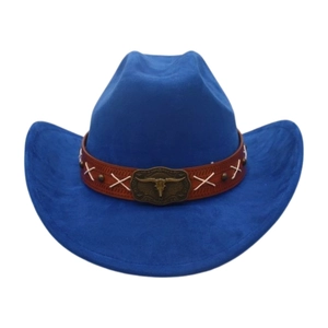 Dettaglio cappello cowboy blu reale con cinturino in pelle e fibbia a teschio di toro