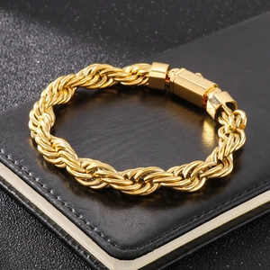 Bracciale a catena spessa in acciaio inossidabile dorato su libro in pelle nera