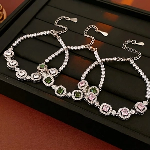 Bracelets en zircon carré creux en blanc, vert émeraude et rose avec chaînes réglables