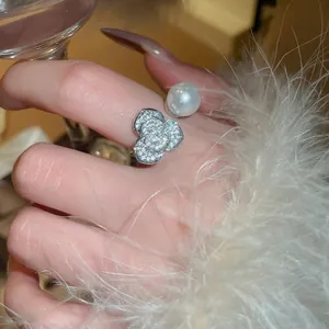 Bague ouverte fleur perle de style français avec zircons et finition argentée chic