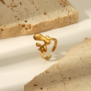 Nahaufnahme der unregelmäßigen Lavastruktur am goldenen verstellbaren Edelstahlring