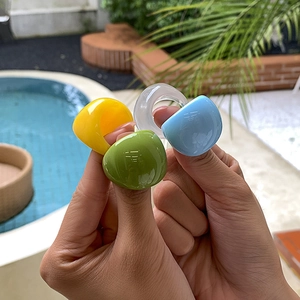 Bagues géométriques colorées en résine jaune, bleue et verte pour accessoire mode femme