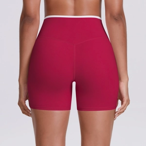 Détail du short de yoga rouge à taille haute avec coutures en V et rayures blanches