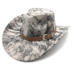 Dettaglio cappello cowboy in velluto a coste tie-dye con cinturino in pelle e fibbia retrò