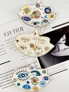 Vassoio per gioielli Hamsa in ceramica con motivo a occhio dipinto a mano e bordi dorati