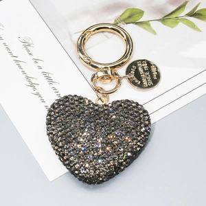 Vista macro del portachiavi a cuore con strass grigio scuro e finitura in oro lucido