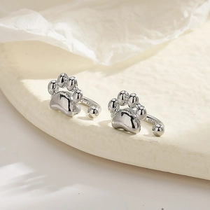 Close-up of S925 silver cat paw ear cuff showing detailed metal engraving and mirror finish