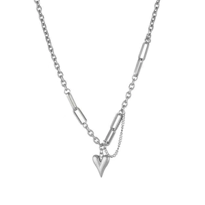 Collana a catena minimalista in argento con ciondolo a cuore 3D su sfondo bianco