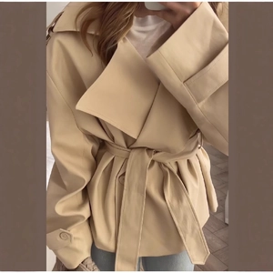 Elegante trench corto beige da donna con revers larghi e cintura in vita