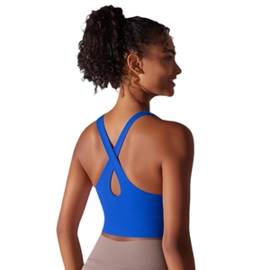 Reggiseno sportivo blu con incrocio sulla schiena per yoga e fitness indossato da modella