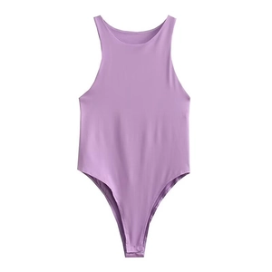 Dettaglio body senza cuciture viola chiaro con scollo all'americana e tessuto elastico
