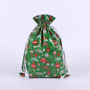 Grüner Weihnachtsgeschenkbeutel mit Kordelzug, Schneeflocken und Ornamenten