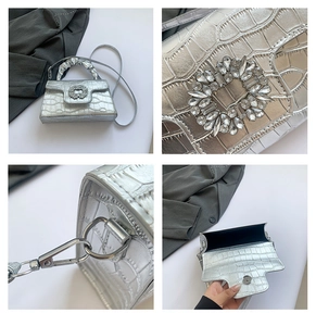 Détail du mini sac argenté à motif crocodile avec boucle en cristal et finitions en métal
