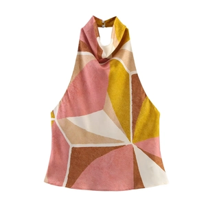 Haut licou pour femme avec motif géométrique rose et jaune sur fond blanc épuré