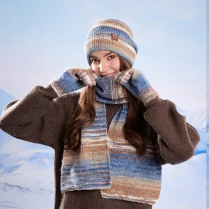 Ensemble d'hiver 3 pièces avec bonnet en tricot rayé, écharpe et gants tactiles