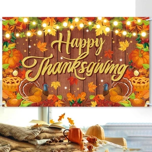 Festlicher Thanksgiving-Hintergrund mit Truthähnen, Kürbissen und herbstlichen Ahornblättern