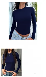 Detailansicht eines dunkelblauen T-Shirts aus 93,6% Viskose und 6,4% Elasthan Gewebe