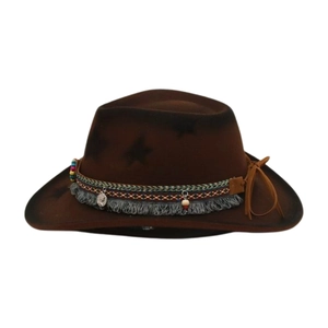Détail d'un chapeau de cowboy marron avec bande ethnique et pendentifs en argent