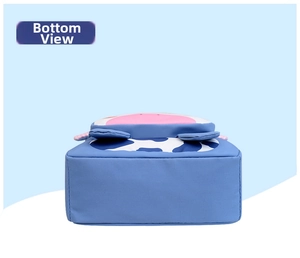 Vista inferior que muestra la base rectangular y la tela suave de la mochila