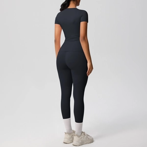 Vista posteriore di un set da yoga nero aderente con leggings a vita alta e maglia