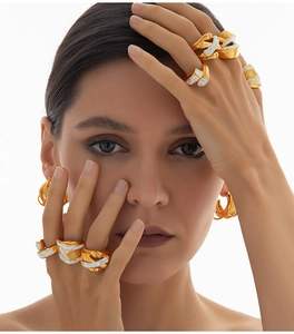 Detalle de anillos de titanio chapados en oro con pavé de diamantes brillantes engastados