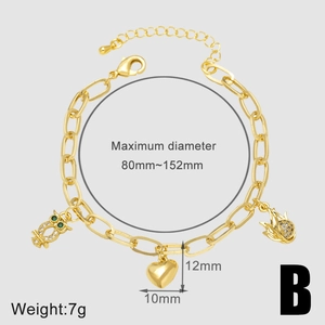 Dettaglio del bracciale a catena dorata con chiusura a moschettone e tre ciondoli speciali