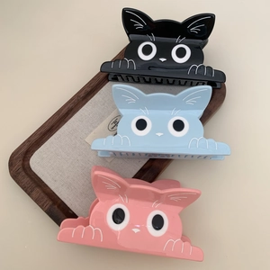Mollette per capelli a gatto in acetato nero, blu e rosa su vassoio di legno