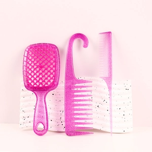 Detailopname van glitter roze haarborstelset met ventborstel en diverse haarkammen