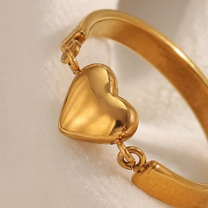 Dettaglio ravvicinato di un bracciale a maglie a forma di cuore placcato oro 18 carati