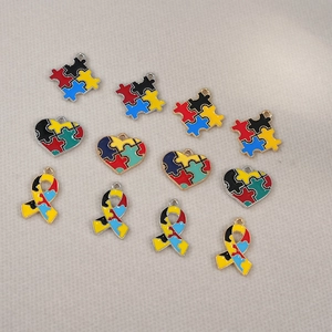 Breloques colorées en alliage pour l'autisme en forme de cœur et de ruban pour bijoux