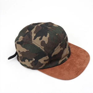 Detail der 5-Panel-Camper-Mütze mit Dschungel-Tarnmuster und braunem Wildleder-Flachschirm