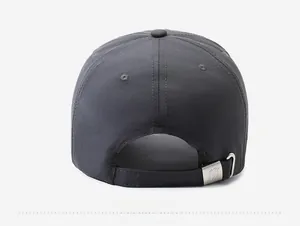 Detail der dunkelgrauen schnelltrocknenden Baseballkappe mit Metallschnalle auf der Rückseite