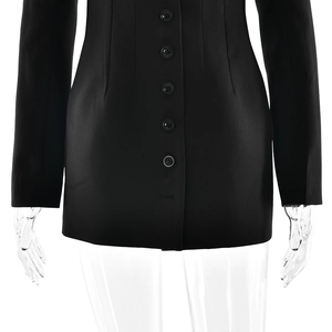 Détail des boutons à boutonnage simple et de la coupe ajustée à la taille de cette robe noire