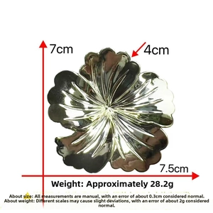 Vue détaillée de la pince à cheveux fleur argentée avec dimensions 7,5 cm x 7 cm et métal