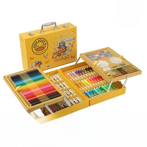 Dettaglio del set artistico multistrato con matite colorate e acquerelli per bambini
