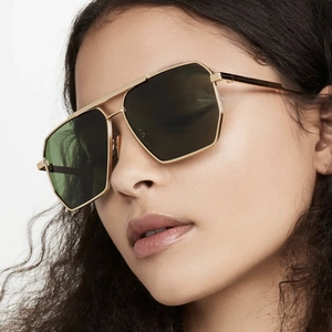 Fashionable oversized geometric pilot sunglasses with gold metal frame and dark lenses
