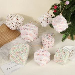 Makro-Detail von Macaron-farbenen Schaumstoff-Sternen und Herz-Anhängern für den Tannenbaum