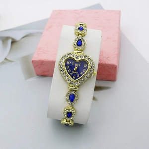 Montre à quartz dorée pour femme en forme de cœur avec cadran bleu et bracelet en cristaux